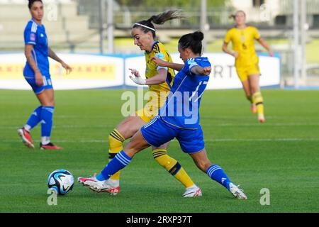 Castel Di Sangro, Italie. 26 septembre 2023. Castel Di Sangro, Italie, septembre26ème 2023 Kosovare Asllani (9 Suède) affronte Lucia Di Guglielmo (17 Italie) lors du match du Championnat d'Europe féminin entre l'Italie et la Suède au Stadio Teofilo Patini à Castel Di Sangro, Italie (Foto Mosca/SPP) crédit : SPP Sport Press photo. /Alamy Live News Banque D'Images