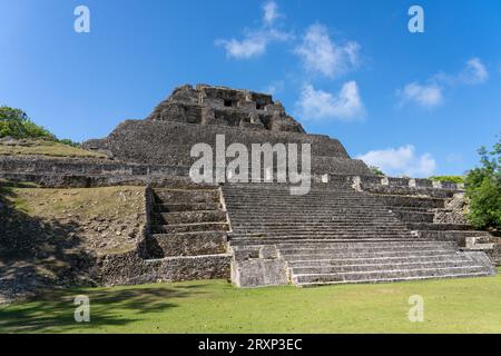 El Castillo, structure 6, avec l'escalier de la structure 32 en face dans la réserve archéologique de Xunantunich au Belize. Banque D'Images