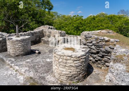 Structure A-20 partiellement restaurée dans les ruines mayas de la réserve archéologique de Xunantunich au Belize. Banque D'Images