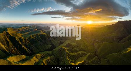 Vue drone des montagnes du Drakensberg au lever du soleil, Kwazulu-Natal, Afrique du Sud Banque D'Images