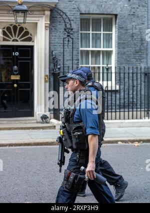 Tree London, Royaume-Uni. 26 septembre 2023. Malgré les rapports selon lesquels de nombreux « agents autorisés des armes à feu » (AFO) ont remis leurs certificats d'armes à feu en raison de l'inculpation par le CPS d'un de leurs collègues, Downing Street reste patrouillé et protégé par des agents armés de la police métropolitaine, Credit : Ian Davidson/Alamy Live News Banque D'Images