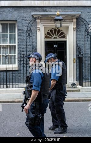 Tree London, Royaume-Uni. 26 septembre 2023. Malgré les rapports selon lesquels de nombreux « agents autorisés des armes à feu » (AFO) ont remis leurs certificats d'armes à feu en raison de l'inculpation par le CPS d'un de leurs collègues, Downing Street reste patrouillé et protégé par des agents armés de la police métropolitaine, Credit : Ian Davidson/Alamy Live News Banque D'Images