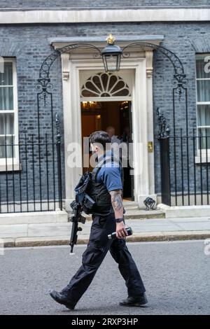 Tree London, Royaume-Uni. 26 septembre 2023. Malgré les rapports selon lesquels de nombreux « agents autorisés des armes à feu » (AFO) ont remis leurs certificats d'armes à feu en raison de l'inculpation par le CPS d'un de leurs collègues, Downing Street reste patrouillé et protégé par des agents armés de la police métropolitaine, Credit : Ian Davidson/Alamy Live News Banque D'Images