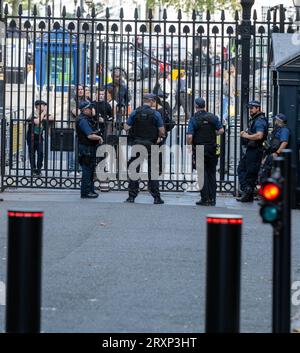 Tree London, Royaume-Uni. 26 septembre 2023. Malgré les rapports selon lesquels de nombreux « agents autorisés des armes à feu » (AFO) ont remis leurs certificats d'armes à feu en raison de l'inculpation par le CPS d'un de leurs collègues, Downing Street reste patrouillé et protégé par des agents armés de la police métropolitaine, Credit : Ian Davidson/Alamy Live News Banque D'Images