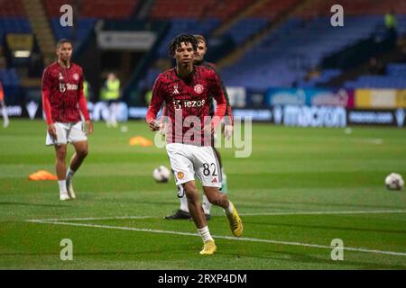 Ethan Williams #82 de Manchester United se réchauffe avant le match lors du match du trophée EFL entre Bolton Wanderers et Manchester United au Toughsheet Stadium, Bolton le mardi 26 septembre 2023. (Photo : Mike Morese | MI News) crédit : MI News & Sport / Alamy Live News Banque D'Images