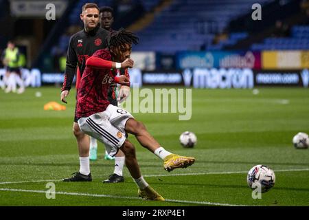 Ethan Williams #82 de Manchester United se réchauffe avant le match lors du match du trophée EFL entre Bolton Wanderers et Manchester United au Toughsheet Stadium, Bolton le mardi 26 septembre 2023. (Photo : Mike Morese | MI News) crédit : MI News & Sport / Alamy Live News Banque D'Images