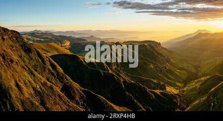 Vue drone des montagnes du Drakensberg au lever du soleil, Kwazulu-Natal, Afrique du Sud Banque D'Images