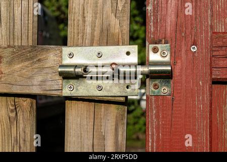 loquet sur clôture de jardin en bois Banque D'Images