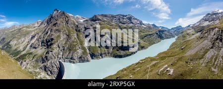 Vue panoramique aérienne au dessus de l'Am du lac Mauvoisin, canaux artificiels dans la roche remplissent le lac, vallée val de bagnes, Valais, Suisse Banque D'Images