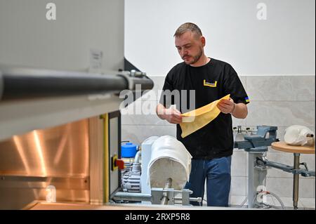 Non exclusif : LVIV, UKRAINE - 26 SEPTEMBRE 2023 - Un spécialiste fabrique une prothèse dans un atelier du Centre national de réadaptation ininterrompu de Lviv Banque D'Images