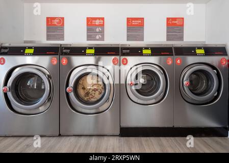 Fossano, Italie - 26 septembre 2023 : machines à laver en self-service de la chaîne Speed Queen, numéro un de la blanchisserie commerciale dans le monde Banque D'Images
