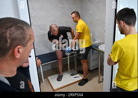 Non exclusif : LVIV, UKRAINE - 26 SEPTEMBRE 2023 - Un spécialiste aide à installer une prothèse de jambe au Centre national de réadaptation ininterrompu de Lviv, à l'ouest Banque D'Images