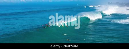 Vue aérienne de personnes surfant dans l'océan Pacifique, Hawaii, USA Banque D'Images