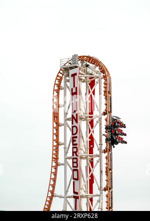 09.16.23. Coney Island NYC. Thunderbolt RollerCoaster est un jeu effrayant populaire dans le luna Park à côté de la plage de New York. Banque D'Images