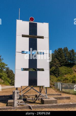 ILLWACO, WASHINGTON, États-Unis - Tour de signalisation près du phare du parc d'État Cape Disceptation. Banque D'Images