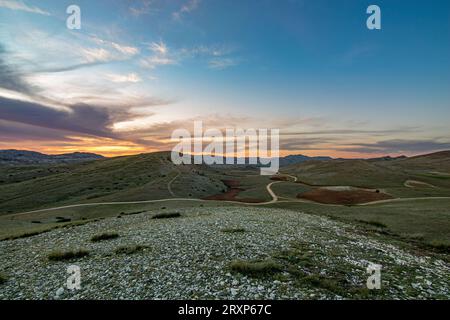 Paysage au coucher du soleil des champs de Hernn Perea dans le parc naturel de la Sierra de Cazorla, Jan, Andalousie, Espagne Banque D'Images