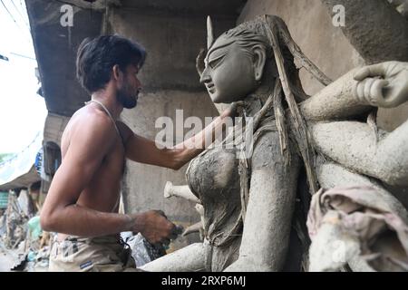 Howrah, Inde. 26 septembre 2023. Idole d'argile de la déesse hindoue Durga en préparation avant la Durga puja annuelle de plusieurs jours, qui est prévue du vendredi 20 octobre au mardi 24 octobre 2023. La déesse Durga est associée à la protection, la force, la maternité, la destruction et les guerres dans la mythologie hindoue. Le 26 septembre 2023 à Howrah City, Inde. (Image de crédit : © Biswarup Ganguly/eyepix via ZUMA Press Wire) USAGE ÉDITORIAL SEULEMENT! Non destiné à UN USAGE commercial ! Banque D'Images