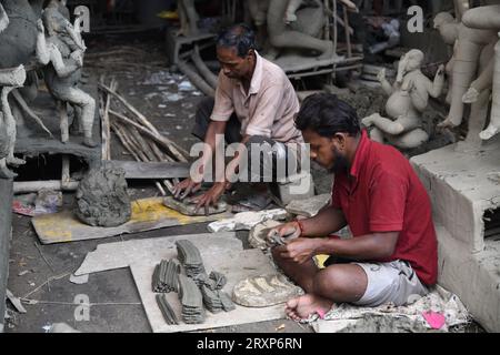 Howrah, Inde. 26 septembre 2023. Idole d'argile de la déesse hindoue Durga en préparation avant la Durga puja annuelle de plusieurs jours, qui est prévue du vendredi 20 octobre au mardi 24 octobre 2023. La déesse Durga est associée à la protection, la force, la maternité, la destruction et les guerres dans la mythologie hindoue. Le 26 septembre 2023 à Howrah City, Inde. (Image de crédit : © Biswarup Ganguly/eyepix via ZUMA Press Wire) USAGE ÉDITORIAL SEULEMENT! Non destiné à UN USAGE commercial ! Banque D'Images