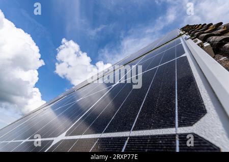 capteurs solaires montés sur le toit dans une maison résidentielle Banque D'Images