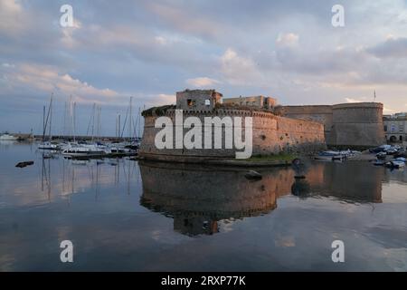 Murs de Forteress et vieille ville à Gallipoli, Italie Banque D'Images