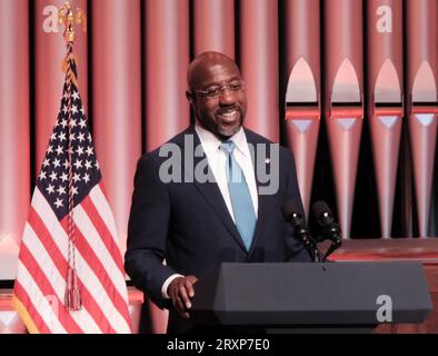 Atlanta, Géorgie, États-Unis. 26 septembre 2023. Le sénateur Raphael Warnock (D-GA) s'adresse à l'auditoire au Morehouse College, avant une discussion avec la vice-présidente Kamala Harris, dans le cadre de la tournée Fight for Our Freedoms de la vice-présidente, où elle visitera des collèges et universités noirs historiques. À Atlanta, elle a parlé de plusieurs questions, parmi lesquelles le droit de vote, le changement climatique et l'éducation. (Image de crédit : © John Arthur Brown/ZUMA Press Wire) USAGE ÉDITORIAL SEULEMENT! Non destiné à UN USAGE commercial ! Banque D'Images