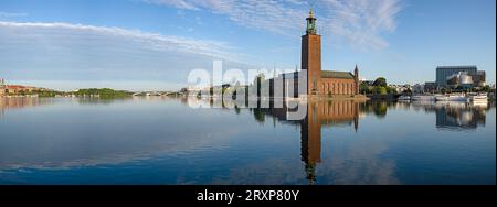 Hôtel de ville de Stockholm reflétant dans le lac Malaren, Stockholm, Comté de Stockholm, Suède Banque D'Images