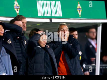 Tanya Oxtoby (à droite), l'entraîneur d'Irlande du Nord, réagit lors du match du groupe B1 de la Ligue des nations féminines de l'UEFA à Seaview, Belfast. Date de la photo : mardi 26 septembre 2023. Banque D'Images