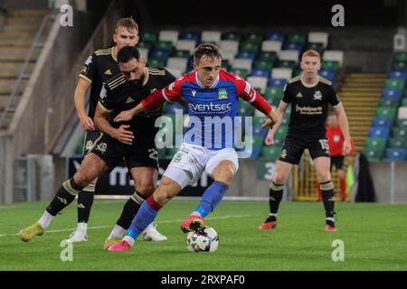 Windsor Park, Belfast, Irlande du Nord, Royaume-Uni. 26 septembre 2023. Sports Direct Premiership – Linfield v Crusaders Irish Premiership action du match de ce soir à Belfast. (Linfield en bleu). Joel Cooper sur le ballon pour Linfield. Crédit : CAZIMB/Alamy Live News. Banque D'Images