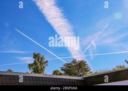 Flugzeug Kondenzstreifen - gesehen am 26.06.2023 über Hannover- *** traces de condensation d'avion vues sur 26 06 2023 au-dessus de Hanovre crédit : Imago/Alamy Live News Banque D'Images