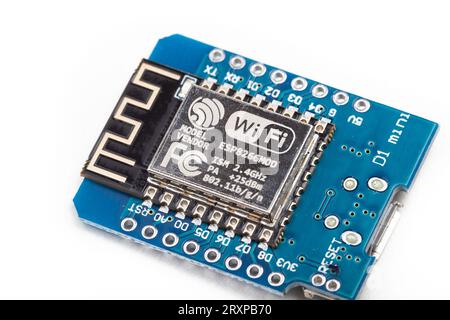 Module Bluetooth WiFi Espressif ESP 8266 MOD, micropuce, microcontrôleur mono-carte iot dev. Un objet sur blanc, détail de près, personne, ESP 8266 Banque D'Images