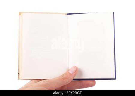 Main tenant un livre ouvert de petite taille, manuel avec des pages blanches vides, vue de face, prise de vue frontale, gros plan. Objet isolé sur fond blanc coupé Banque D'Images