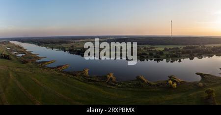 Panorama vue aérienne de l'Elbe près de Lenzen, vue vers le mât radio Hoehbeck, calme soir d'été, Allemagne Banque D'Images