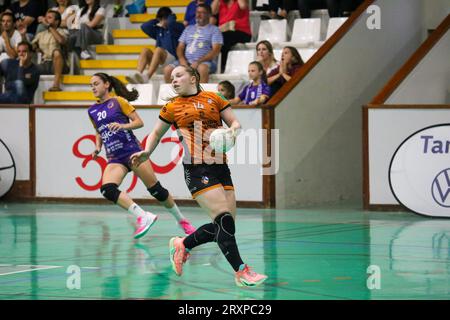 Gijon, Espagne, 26 septembre 2023: la joueuse de Super Amara Bera Bera, Malena Cavo (14) avec le ballon lors de la 8e Journée de la Liga Guerreras Iberdrola 2023-24 entre Motive.co Gijon Balonmano la Calzada et Super Amara Bera Bera, le 26 septembre 2023, au Pavillon sportif la Arena, à Gijón, Espagne. Crédit : Alberto Brevers / Alamy Live News. Banque D'Images