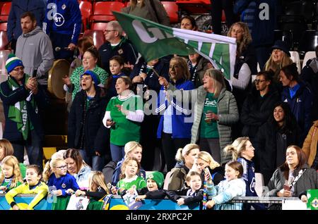 Supporters d'Irlande du Nord dans les tribunes à la fin du match du groupe B1 de la Ligue des nations féminines de l'UEFA à Seaview, Belfast. Date de la photo : mardi 26 septembre 2023. Banque D'Images