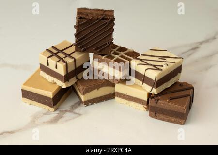 Bonbons au chocolat de style marocain ou crémino sur fond de marbre Banque D'Images