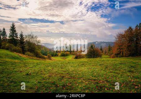 Paysage de campagne. Glade dans les montagnes en automne, avec des collines et des forêts à l'arrière-plan, montagnes des Beskides, en Pologne. Banque D'Images