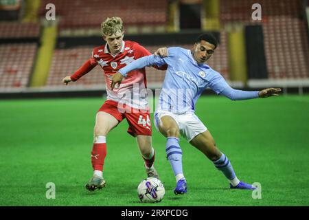 Barnsley, Royaume-Uni. 26 septembre 2023. Hayden Packard #46 de Barnsley fait pression sur le ballon lors du match du trophée EFL Barnsley vs Manchester City U21 à Oakwell, Barnsley, Royaume-Uni, le 26 septembre 2023 (photo de Alfie Cosgrove/News Images) crédit : News Images LTD/Alamy Live News Banque D'Images