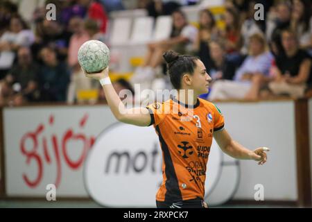 Gijon, Espagne, 26 septembre 2023: la joueuse de Super Amara Bera Bera, Esther Arrojeria (3) passe le ballon lors de la 8e Journée de la Liga Guerreras Iberdrola 2023-24 entre Motive.co Gijon Balonmano la Calzada et Super Amara Bera Bera, le 26 septembre 2023, au Pavillon sportif la Arena, à Gijón, Espagne. Crédit : Alberto Brevers / Alamy Live News. Banque D'Images