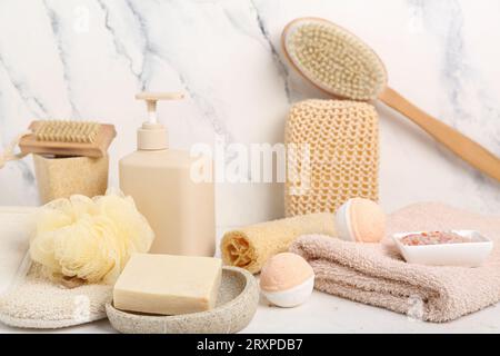 Ensemble de différentes fournitures de bain sur la table lumineuse Banque D'Images