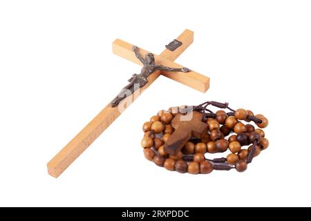 Petite croix chrétienne en bois et un chapelet, groupe de deux objets isolés sur fond blanc, découpés. Symboles religieux catholiques traditionnels, prière Banque D'Images