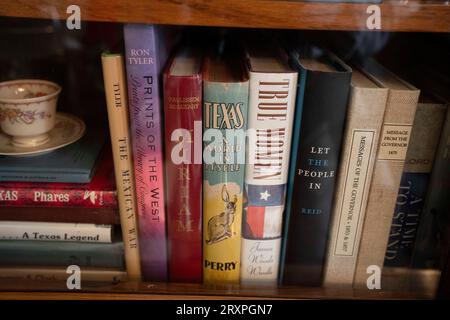 Des livres sur l'histoire du Texas et des Texans intéressants ornent des étagères dans un salon au Texas Governor's Mansion à Austin le 21 septembre 2023. La maison détient de nombreuses antiquités et artefacts de diverses périodes de l'histoire du Texas. ©Bob Daemmrich Banque D'Images