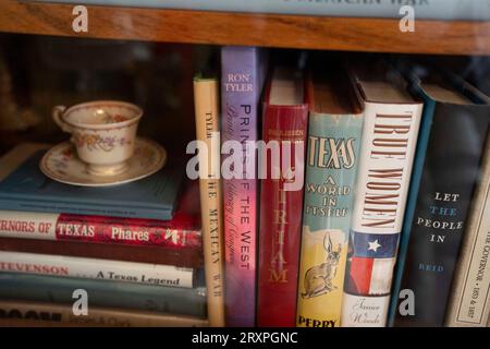 Des livres sur l'histoire du Texas et des Texans intéressants ornent des étagères dans un salon au Texas Governor's Mansion à Austin le 21 septembre 2023. La maison détient de nombreuses antiquités et artefacts de diverses périodes de l'histoire du Texas. ©Bob Daemmrich Banque D'Images