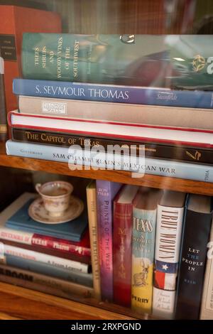 Des livres sur l'histoire du Texas et des Texans intéressants ornent des étagères dans un salon au Texas Governor's Mansion à Austin le 21 septembre 2023. La maison détient de nombreuses antiquités et artefacts de diverses périodes de l'histoire du Texas. ©Bob Daemmrich Banque D'Images