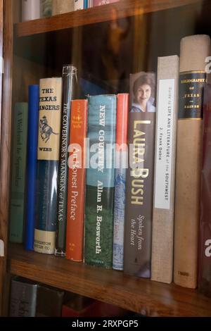 Des livres sur l'histoire du Texas et des Texans intéressants ornent des étagères dans un salon au Texas Governor's Mansion à Austin le 21 septembre 2023. La maison détient de nombreuses antiquités et artefacts de diverses périodes de l'histoire du Texas. ©Bob Daemmrich Banque D'Images