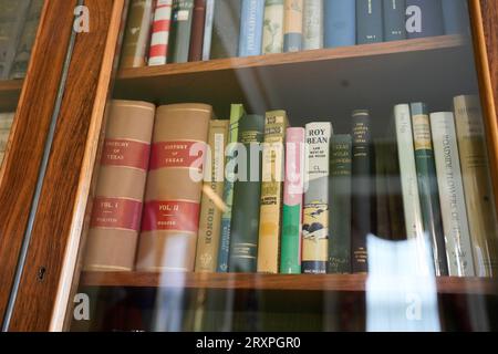 Des livres sur l'histoire du Texas et des Texans intéressants ornent des étagères dans un salon au Texas Governor's Mansion à Austin le 21 septembre 2023. La maison détient de nombreuses antiquités et artefacts de diverses périodes de l'histoire du Texas. ©Bob Daemmrich Banque D'Images