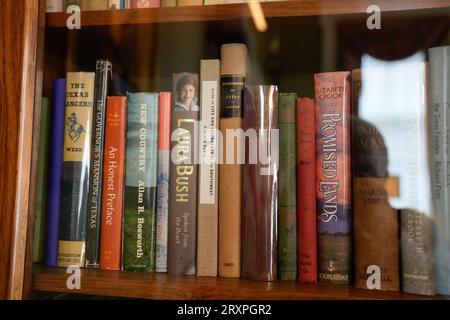 Des livres sur l'histoire du Texas et des Texans intéressants ornent des étagères dans un salon au Texas Governor's Mansion à Austin le 21 septembre 2023. La maison détient de nombreuses antiquités et artefacts de diverses périodes de l'histoire du Texas. ©Bob Daemmrich Banque D'Images