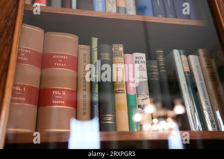 Des livres sur l'histoire du Texas et des Texans intéressants ornent des étagères dans un salon au Texas Governor's Mansion à Austin le 21 septembre 2023. La maison détient de nombreuses antiquités et artefacts de diverses périodes de l'histoire du Texas. ©Bob Daemmrich Banque D'Images