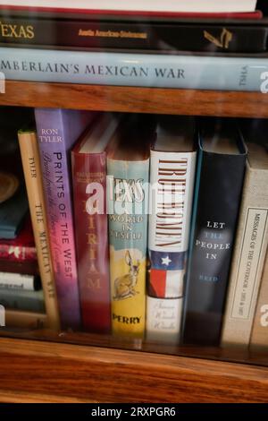 Des livres sur l'histoire du Texas et des Texans intéressants ornent des étagères dans un salon au Texas Governor's Mansion à Austin le 21 septembre 2023. La maison détient de nombreuses antiquités et artefacts de diverses périodes de l'histoire du Texas. ©Bob Daemmrich Banque D'Images