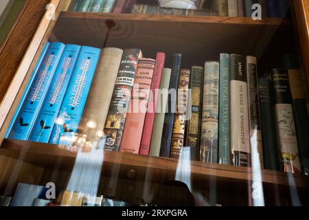 Des livres sur l'histoire du Texas et des Texans intéressants ornent des étagères dans un salon au Texas Governor's Mansion à Austin le 21 septembre 2023. La maison détient de nombreuses antiquités et artefacts de diverses périodes de l'histoire du Texas. ©Bob Daemmrich Banque D'Images