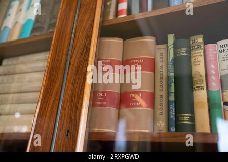 Des livres sur l'histoire du Texas et des Texans intéressants ornent des étagères dans un salon au Texas Governor's Mansion à Austin le 21 septembre 2023. La maison détient de nombreuses antiquités et artefacts de diverses périodes de l'histoire du Texas. ©Bob Daemmrich Banque D'Images